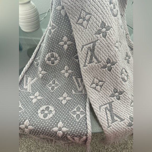 Authentic Logo Mania Scarf Louis Vuitton - Picture 10 of 14